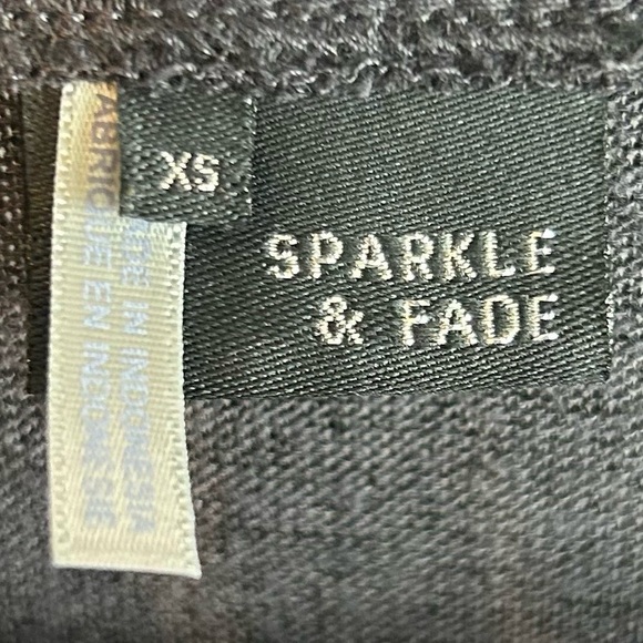 Sparkle & Fade Shirt Loose Fit Roll Tab Cap Sleeves Contrast Trim U-Neck UO - Picture 5 of 8